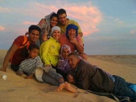 Juan Carlos Elena y Rafa junto a saharauis en el desiertojpg