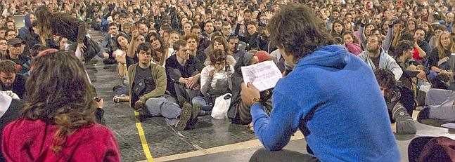 Grupo de indignados del movimiento 15 M en la Plaza de Cataluña en Barcelona