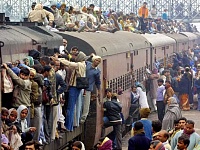 Peregrinos hindues abarrotando un tren
