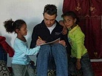 García de los Reyes jugando con niños saharauisjpg